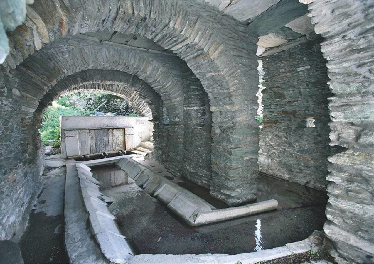 "Aura" Apt In Stone Tower 1690 • Andros Aidonia  المظهر الخارجي الصورة